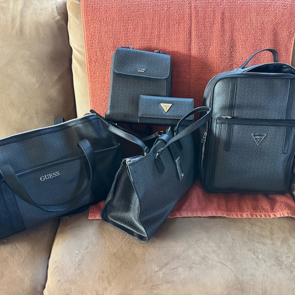 Guess travel set